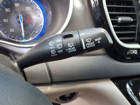 Used 2023 Chrysler Pacifica Touring-L FWD image 21