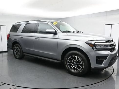 Used 2024 Ford Expedition XLT AWD/4WD image 2