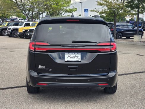 Used 2025 Chrysler Pacifica Limited FWD image 4