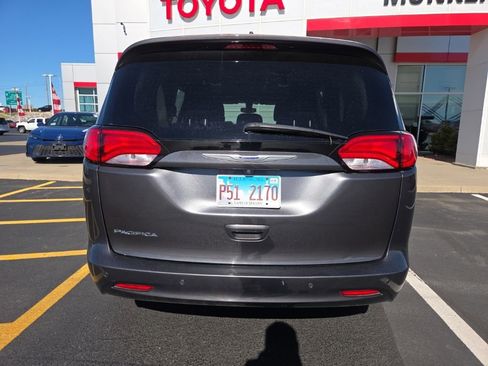 Used 2018 Chrysler Pacifica Touring w/ Tire & Wheel Group FWD image 5