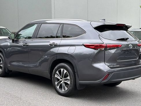 Used 2023 Toyota Highlander XLE AWD/4WD image 3