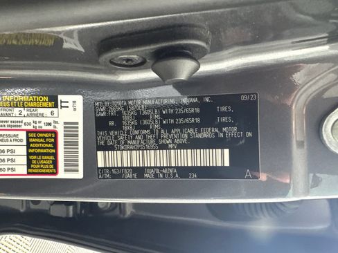 Used 2023 Toyota Highlander LE FWD image 29