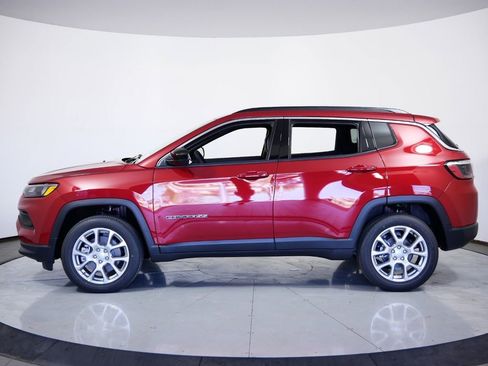 Used 2024 Jeep Compass Latitude image 18