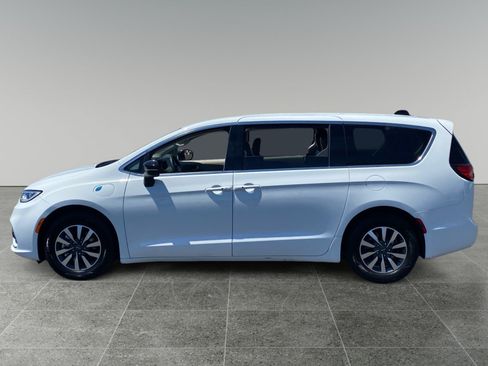 Used 2024 Chrysler Pacifica Limited FWD image 2