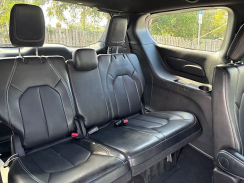 Used 2025 Chrysler Pacifica Select FWD image 13