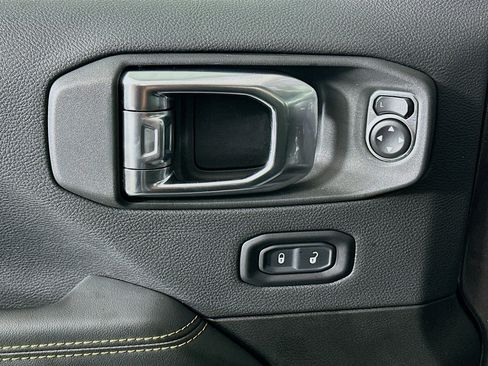 Used 2025 Jeep Wrangler Sahara image 15