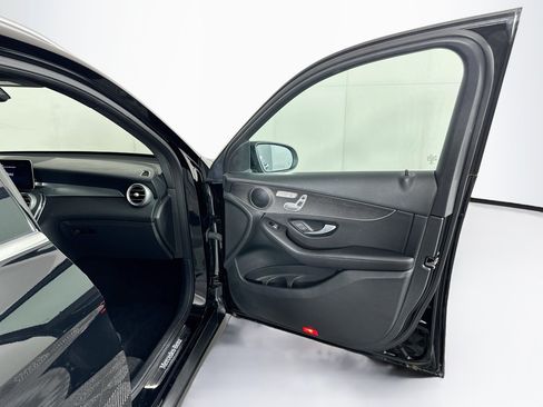 Used 2022 Mercedes-Benz GLC 300 4MATIC w/ Multimedia Package Lite image 34