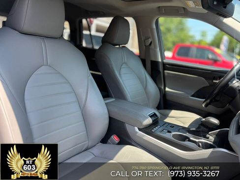 Used 2021 Toyota Highlander XLE AWD/4WD image 13
