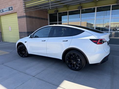 Used 2024 Tesla Model Y 2WD image 5