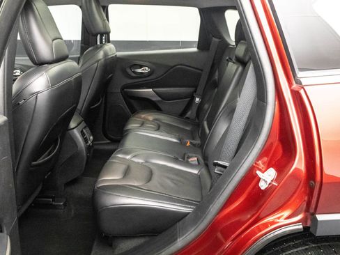 Used 2021 Jeep Cherokee Limited image 31