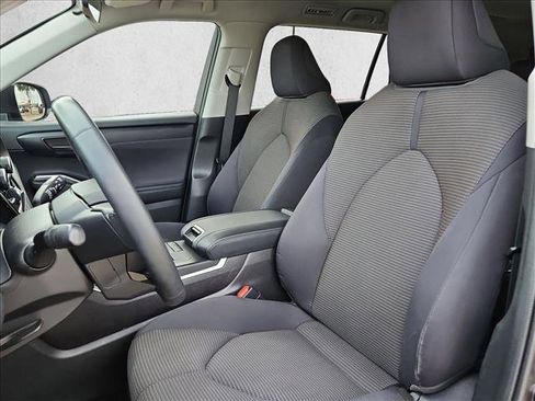 Certified 2021 Toyota Highlander LE image 11