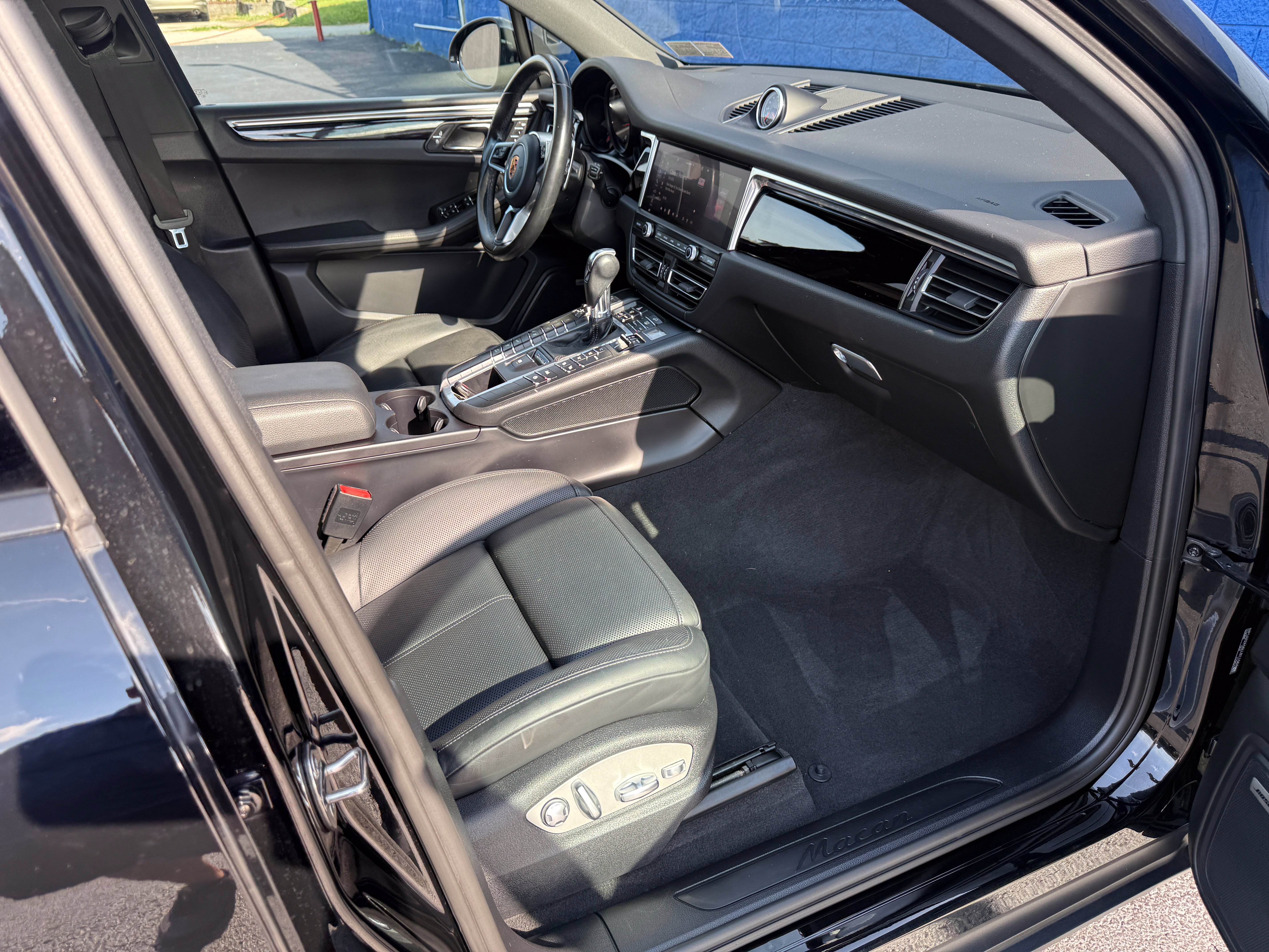 Used 2020 Porsche Macan AWD/4WD image 22