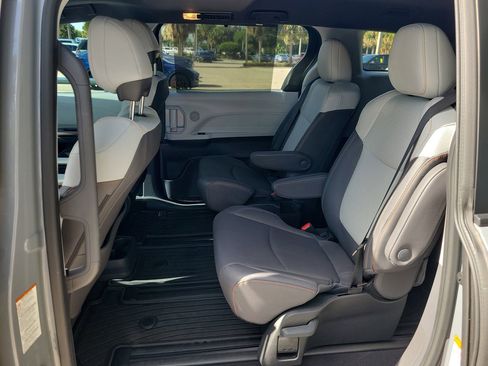 Used 2023 Toyota Sienna XSE FWD image 11