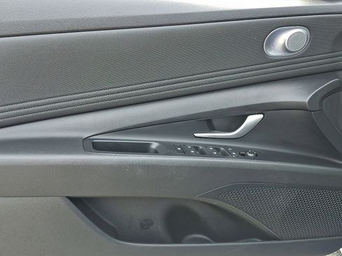 Used 2023 Hyundai Elantra Limited image 11