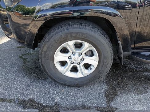 Used 2023 Toyota 4Runner SR5 Premium w/ Moonroof Package AWD/4WD image 9