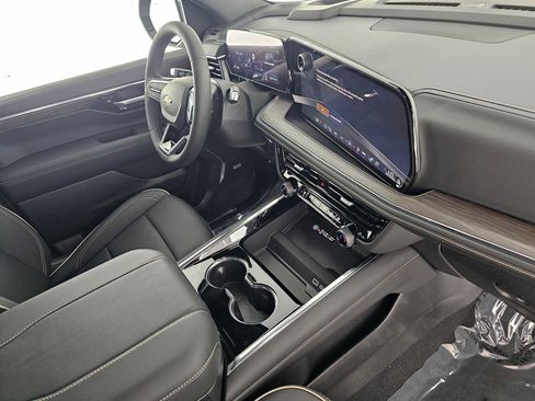 New 2025 Chevrolet Suburban Premier image 11