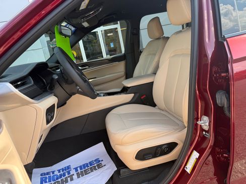 Used 2023 Jeep Grand Cherokee L Limited image 16