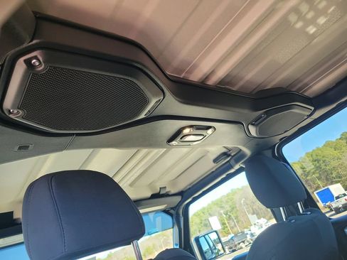 Used 2023 Jeep Gladiator Willys image 29