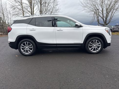 Used 2024 GMC Terrain SLT image 8