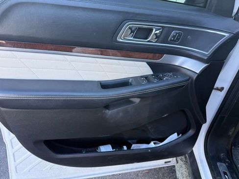 Used 2017 Ford Explorer Platinum image 46