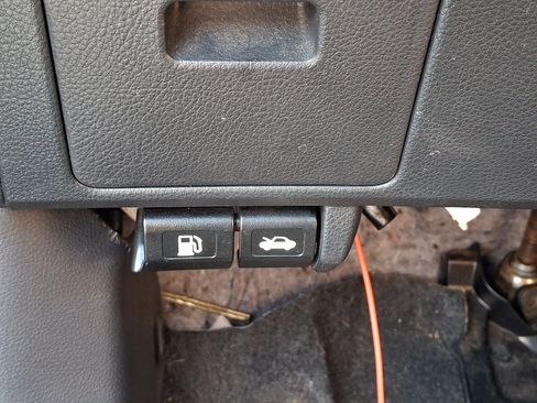 Used 2012 Nissan Versa Hatchback FWD image 23