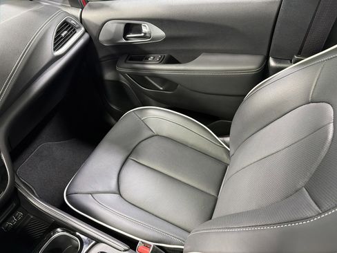 Used 2025 Chrysler Pacifica Limited AWD/4WD image 11