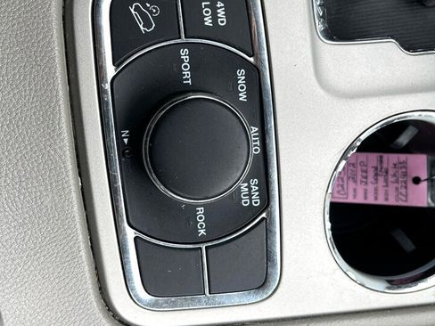 Used 2012 Jeep Grand Cherokee Laredo w/ Laredo E Group image 12