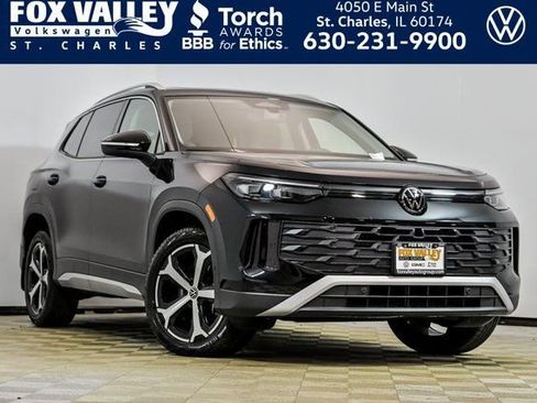 Used 2025 Volkswagen Tiguan SE w/ Panoramic Sunroof Package image 1