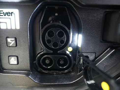 Used 2024 Kia EV9 Light Long Range RWD image 10