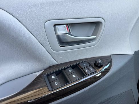 Used 2020 Toyota Sienna XLE w/ XLE Navigation Package FWD image 11