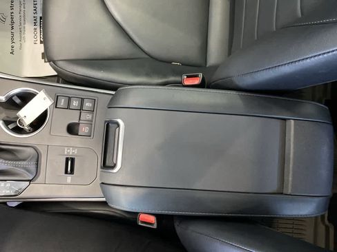 Used 2023 Toyota Highlander XLE AWD/4WD image 23