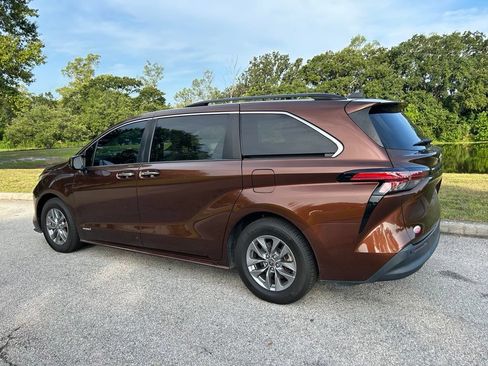 Used 2021 Toyota Sienna XLE FWD image 4