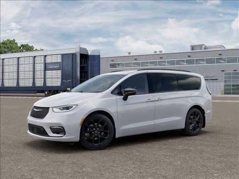 New 2025 Chrysler Pacifica Limited FWD image 2