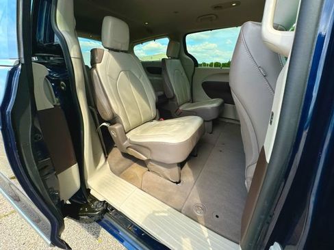 Used 2017 Chrysler Pacifica Touring-L FWD image 26