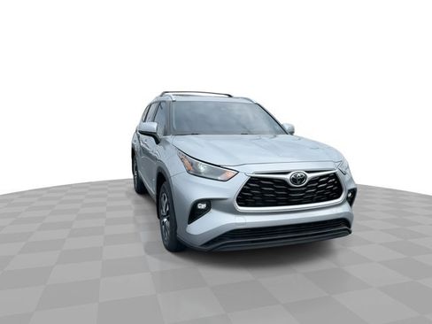 Used 2023 Toyota Highlander XLE AWD/4WD image 3