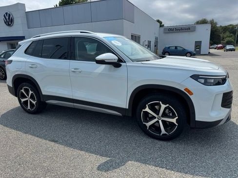 Certified 2025 Volkswagen Tiguan SE AWD/4WD image 3