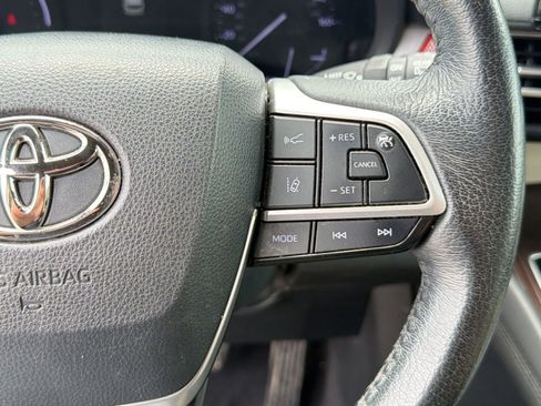Used 2023 Toyota Sienna XLE FWD image 25