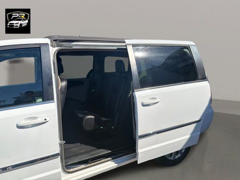 Used 2015 Chrysler Town & Country Touring FWD image 15