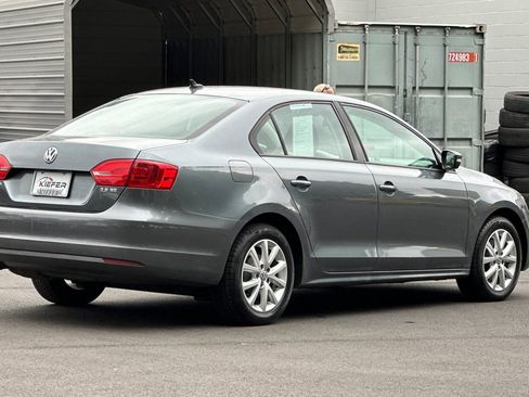 Used 2011 Volkswagen Jetta SE FWD image 4