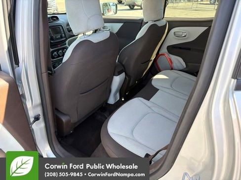 Used 2015 Jeep Renegade Latitude AWD/4WD image 27