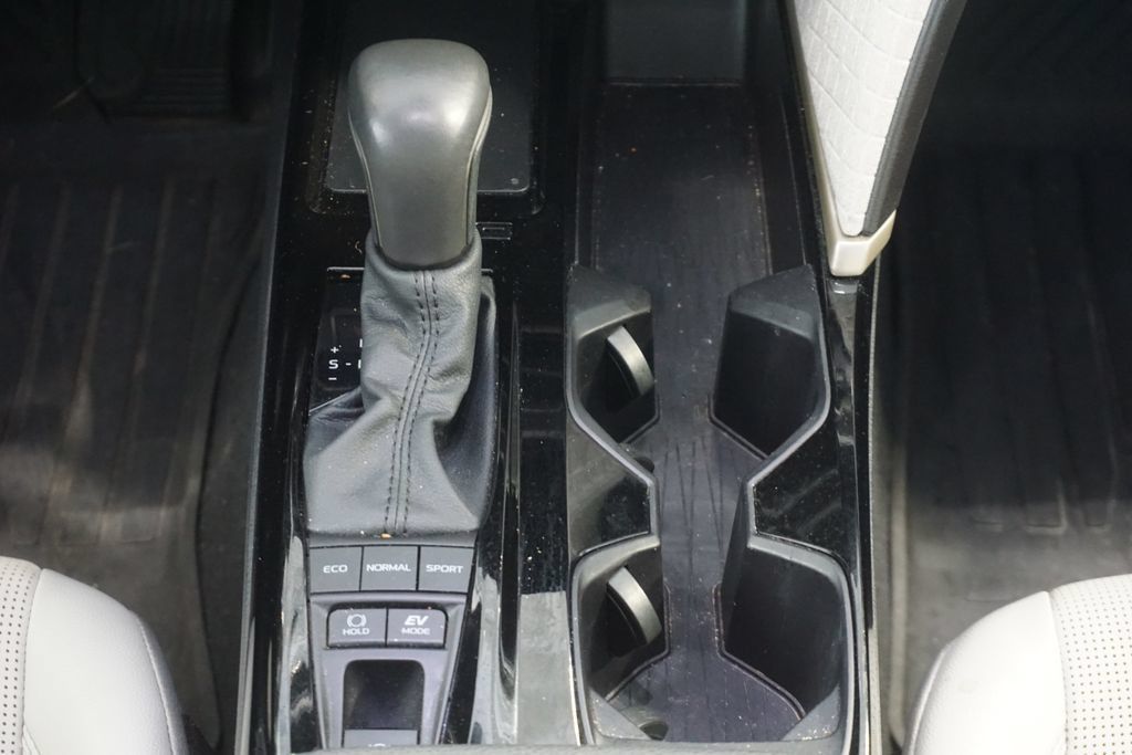 Used 2025 Toyota Camry XLE AWD/4WD image 28