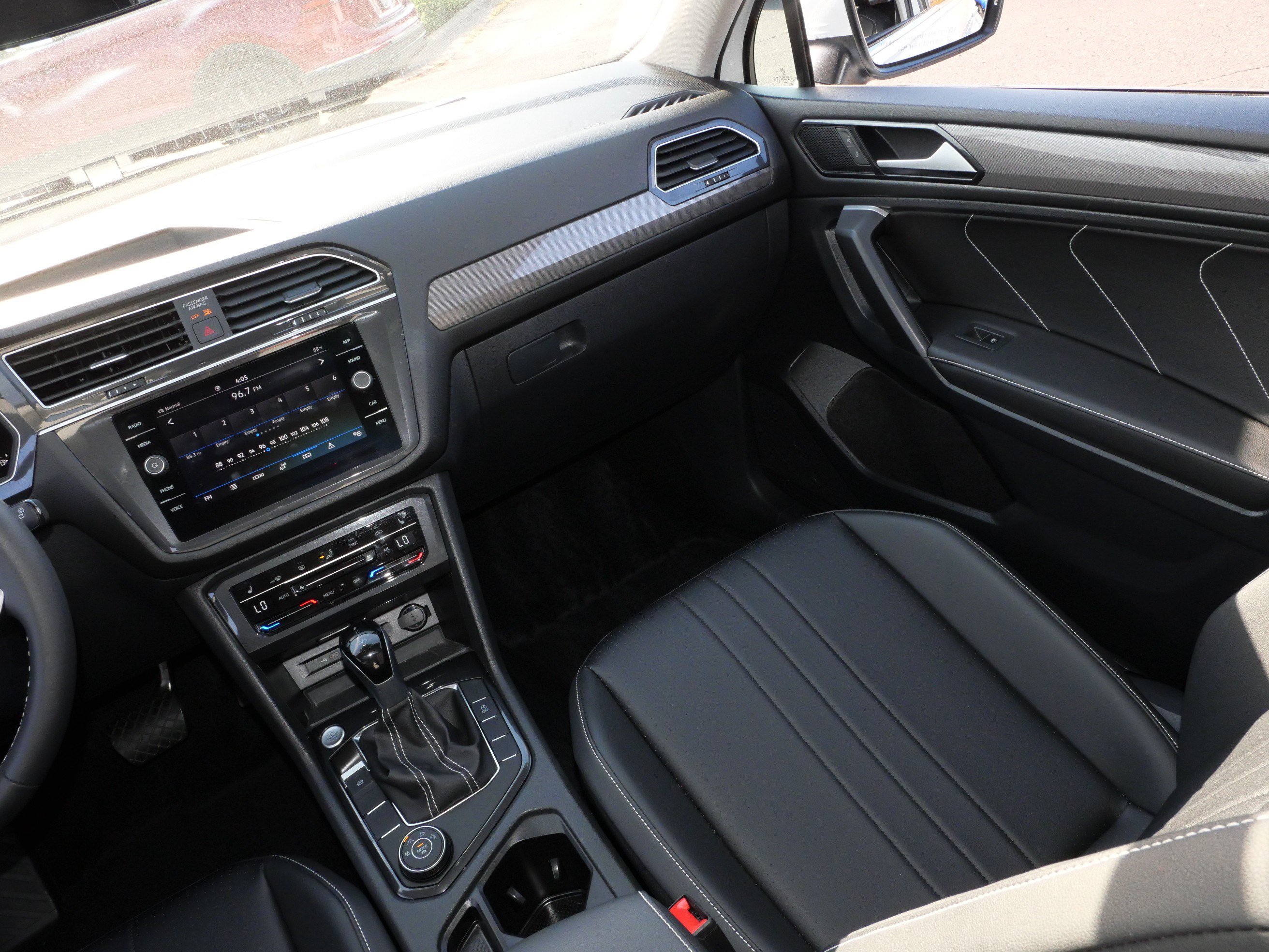 Certified 2024 Volkswagen Tiguan SE w/ Panoramic Sunroof Package AWD/4WD image 11