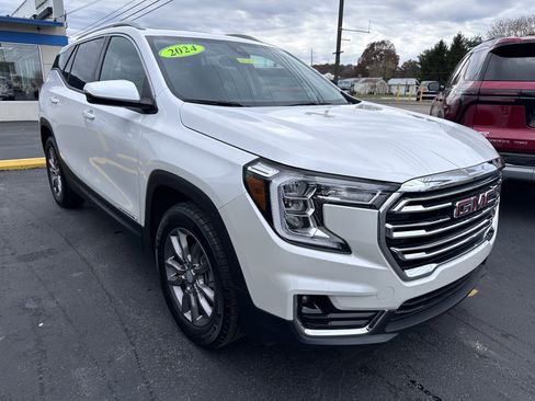 Used 2024 GMC Terrain SLT w/ Infotainment Package II image 2