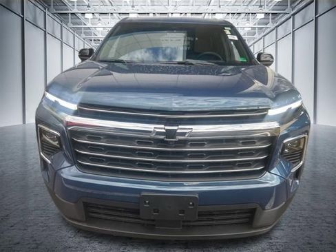 Used 2026 Chevrolet Traverse LT w/ Sun and Wheel Package AWD/4WD image 2