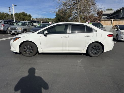 Used 2020 Toyota Corolla LE image 2