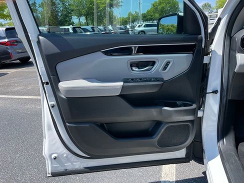 Certified 2025 Honda Pilot Touring image 24