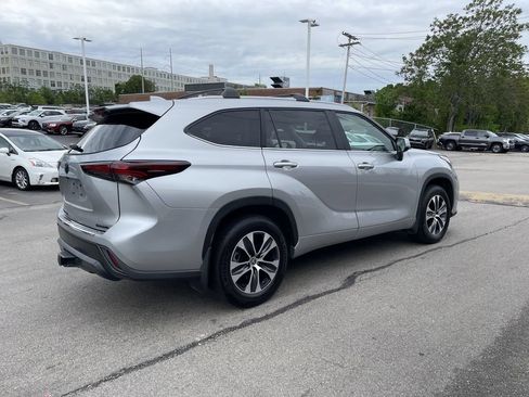 Certified 2025 Toyota Highlander XLE AWD/4WD image 4
