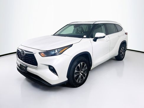 Used 2024 Toyota Highlander XLE image 3