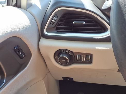 Used 2023 Chrysler Pacifica Touring-L FWD image 13
