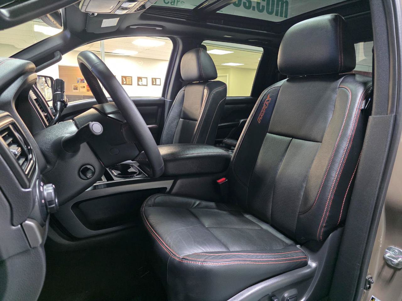 Used 2022 Nissan Titan PRO-4X w/ Pro-4x Convenience Package AWD/4WD image 15